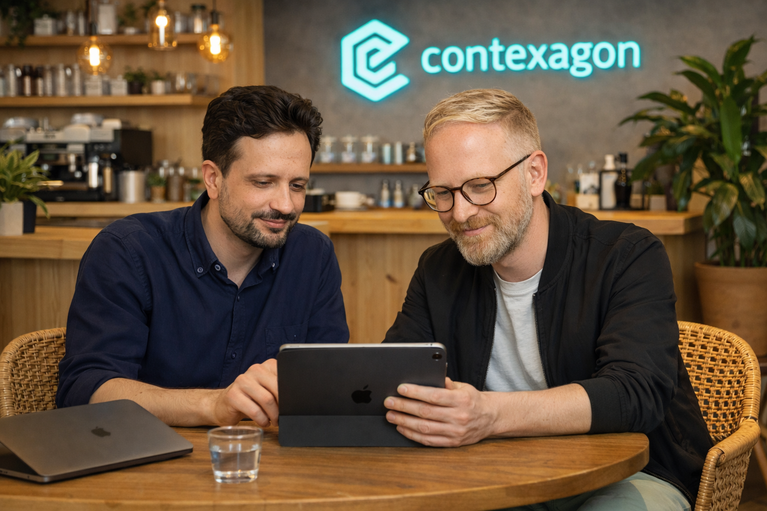 Sascha P. Lorenz und Maurizio Tidei in einer Cafe-Szene