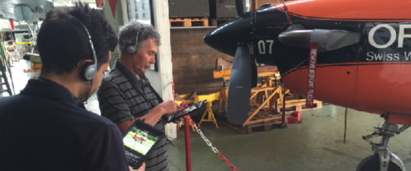 Zwei Personen, die über ein Tablet zusätzliche Informationen zur Austellung erhalten