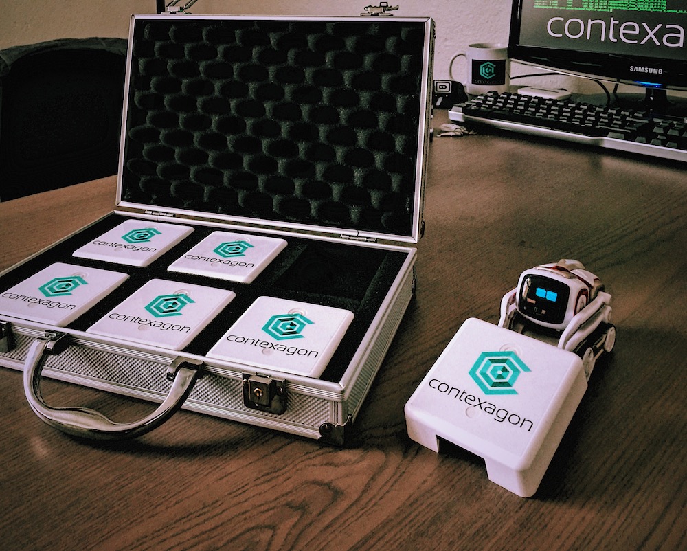 Ein Koffer mit mehreren Beacons und Zubehör auf einem Tisch.